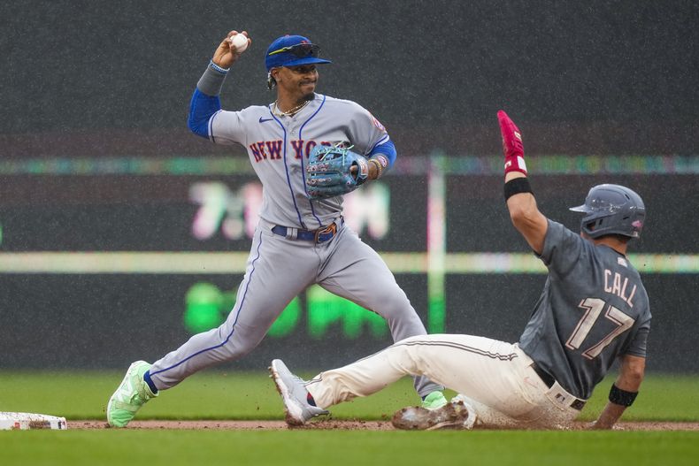 El campocorto de los Mets de Nueva York Francisco Lindor lanza a primera base en un doble play de Dominic Smith y Alex Call de los Nacionales de Washington el sábado 13 de mayo del 2023. (AP Foto/Alex Brandon)