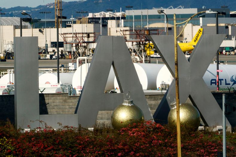 ARCHIVO - Tráfico aéreo se observa en la pista del Aeropuerto Internacional de Los Ángeles el domingo 25 de diciembre de 2022. (Foto AP/Damian Dovarganes, archivo)