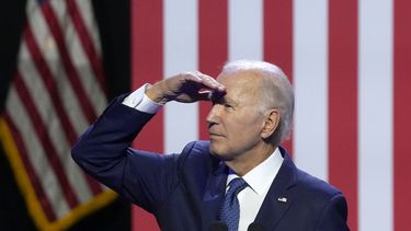 El presidente Joe Biden habla de democracia y el legado del senador republicano por Arizona John McCain mientras ve a sus simpatizantes en el Centro para las Artes de Tempe, el jueves 28 de septiembre de 2023, en Tempe, Arizona. (AP Foto/Ross D. Franklin)