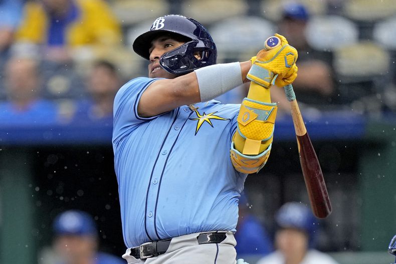 El pelotero mexicano de los Rays de Tampa Bay Isaac Paredes pega un jonrón en la primera entrada del juego ante los Reales de Kansas City el miércoles 3 de julio del 2024. (AP Foto/Charlie Riedel)