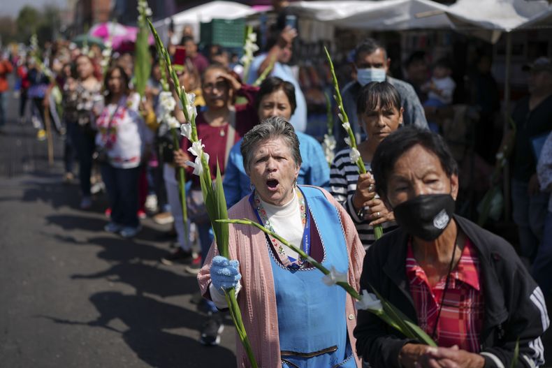 Admiradores esperan la llegada de la carroza fúnebre con los restos de la leyenda mexicana de la música Paquita la del Barrio para un homenaje, en Ciudad de México, el viernes 21 de febrero de 2025. (Foto AP/Eduardo Verdugo)