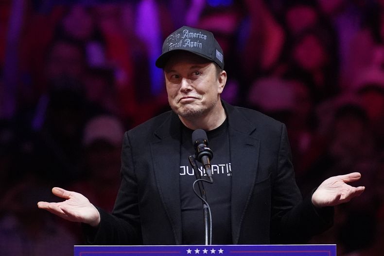 El multimillonario Elon Musk habla antes del candidato presidencial republicano Donald Trump en un mitin de campaña en el Madison Square Garden, el domingo 27 de octubre de 2024, en Nueva York. (AP Foto/Evan Vucci)