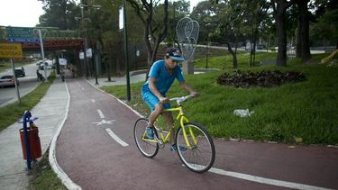 Bicicletas se abren paso en endemoniado tráfico de Caracas
