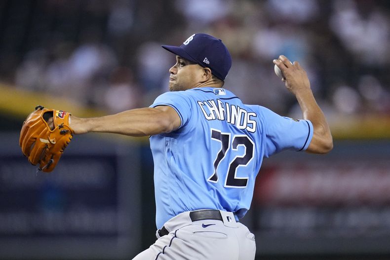 El relevista Yonny Chirinos lanza por los Rays de Tampa Bay ante los Diamondbacks de Arizona, el jueves 29 de junio de 2023, en Phoenix. (AP Foto/Ross D. Franklin)