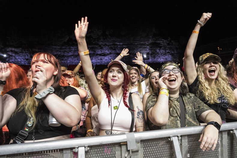 Asistentes a un concierto observan cómo Coqueta actúa durante el The Midwest Princess Tour de Chappell Roan el martes 1 de octubre de 2024 en el anfiteatro FirstBank en Franklin, Tennessee. (Foto Amy Harris/Invision/AP)