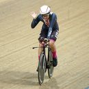 La estadounidense Chloe Dygert festeja tras obtener el oro en la persecución individual, el jueves 3 de agosto de 2023, en el Mundial de ciclismo en Glasgow, Escocia (Tim Goode/PA via AP)