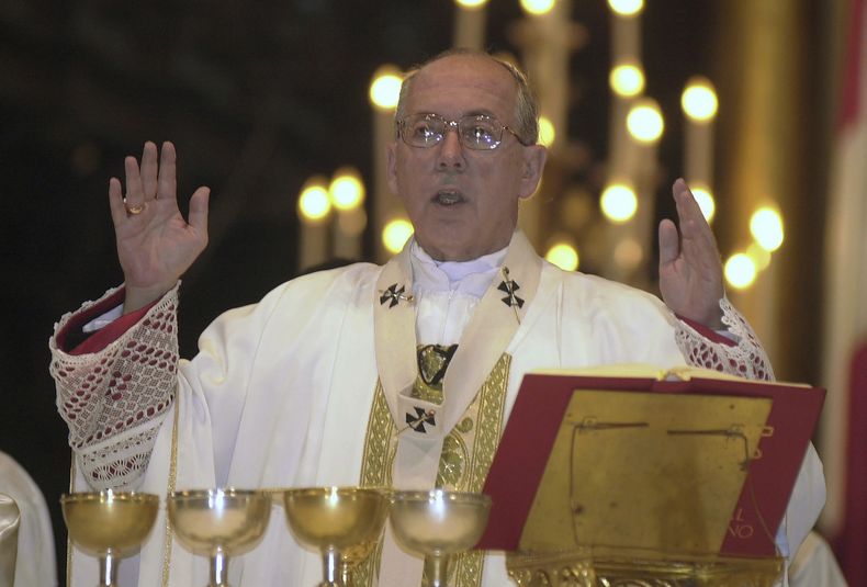 ARCHIVO - El arzobispo de Lima, Juan Luis Cipriani Thorne, celebra una misa el 18 de enero de 2001 en Lima, Perú. (AP Foto/Martin Mejia, Archivo)