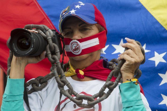 La SIP denunció que en Venezuela hay “una dictadura implacable” que considera al periodismo independiente como un enemigo permanente (EFE/Miguel Gutiérrez/Archivo)