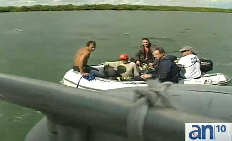 Aunque la guardia costera suspendió las operaciones de búsqueda, el padre de un balsero insiste en hallar a su hijo.