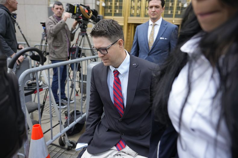 Brian Kolfage sale de la corte después de ser sentenciado por defraudar a donantes de la campaña We Build the Wall (Nosotros construimos el muro), el miércoles 26 de abril de 2023, en Nueva York. (AP Foto/John Minchillo)