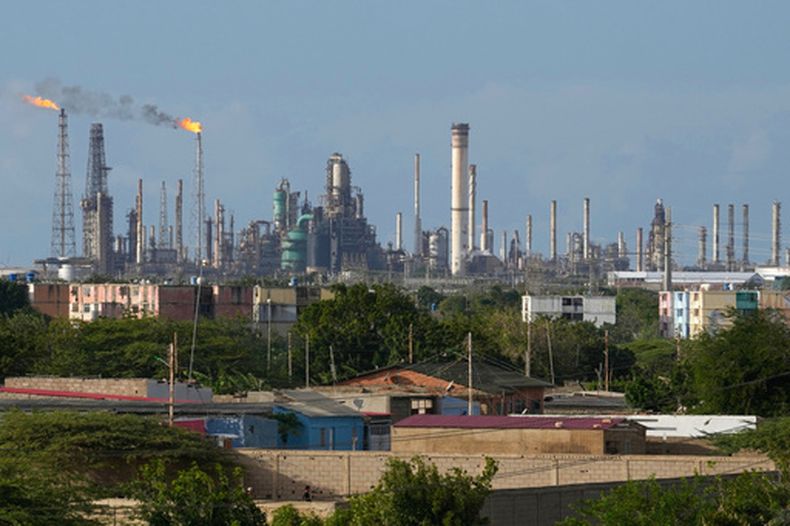 ARCHIVO – Flamas de los quemadores de la refinería Amuay en Los Taques, Venezuela, el 14 de enero de 2026. (AP Foto/Matias Delacroix, Archivo)