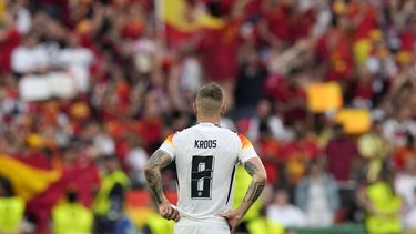 El alemán Toni Kroos observa a los fanáticos celebrar al final de un partido de cuartos de final entre Alemania y España en el torneo de fútbol Euro 2024 en Stuttgart, Alemania, el viernes 5 de julio de 2024. (Foto AP/Ariel Schalit)