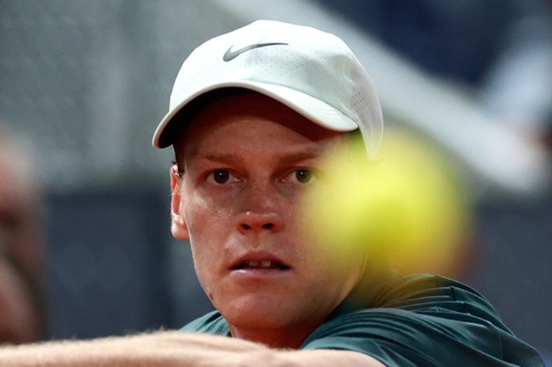 Jannik Sinner devuelve ante Rafael Jódar en el Abierto de Madrid, el 29 de abril de 2026. (AP Foto/Pablo García)
