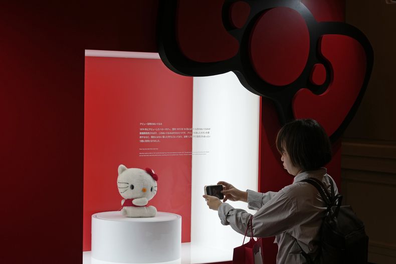 Una visitante toma una fotografía de un peluche de Hello Kitty en la exposición A medida que yo cambio, ella también, que conmemora el 50 aniversario de Hello Kitty en el Museo Nacional de Tokio el miércoles 30 de octubre de 2024. (Foto AP/Shuji Kajiyama)