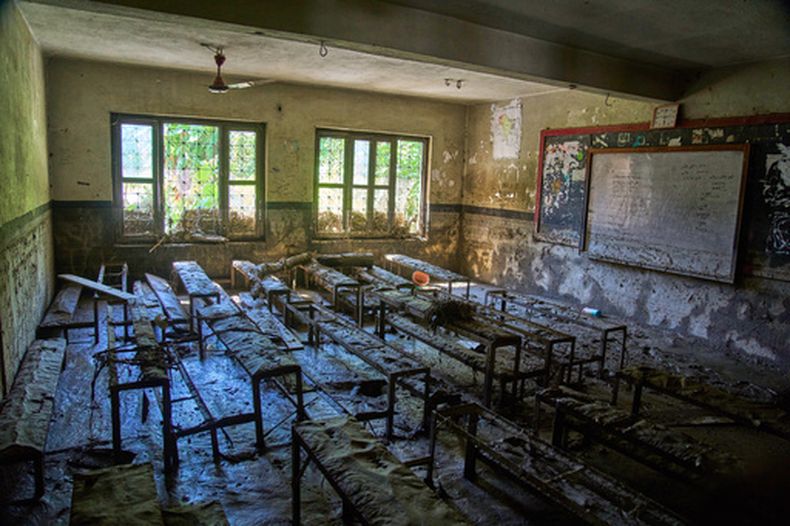 El barro cubre un aula de la escuela Shree Bagheswori Madhyamik, dañada por una inundación repentina en Galchhi, distrito de Dhading, Nepal, el domingo 30 de agosto de 2026. (Foto AP/Niranjan Shrestha)
