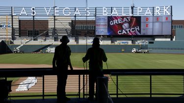 ARCHIVO - Fto dle 28 de marzo del 2019, trabajadores continúan la construcción del nuevo parque en Las Vegas. El jueves 16 de noviembre del 2023, los dueños aprueban la reubicación de los Atléticos de Oakland a Las Vegas. (AP Foto/John Locher, Archivo)