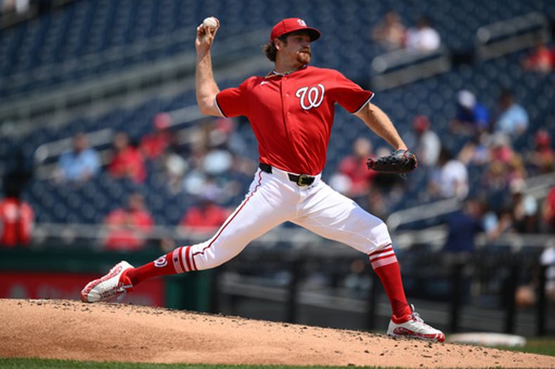 El pitcher de los Nacionales de Washington Miles Mikolas lanza la tercera entrada ante los Marineros de Seattle el domingo 14 de junio del 2026. (AP Foto/Nick Wass)