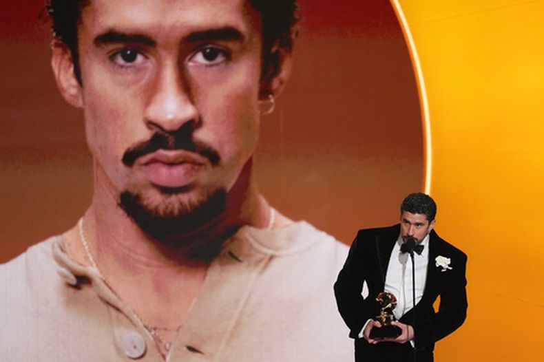 Bad Bunny acepta el premio al mejor álbum de música urbana por Debí tirar más fotos durante la 68.a entrega anual de los Premios Grammy el domingo 1 de febrero de 2026, en Los Ángeles. (Foto AP/Chris Pizzello)