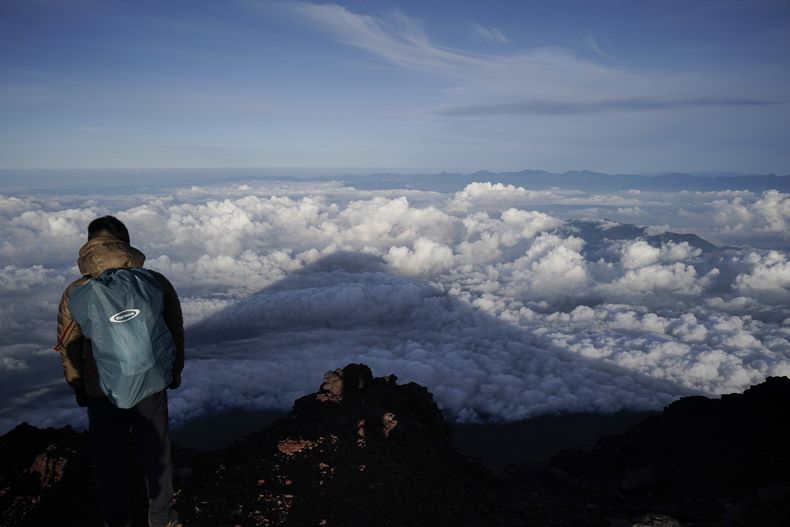 ARCHIVO - La sombra del Monte Fuji en las nubes debajo de la cumbre, el martes 27 de agosto de 2019, en Japón. (AP Foto/Jae C. Hong, Archivo)