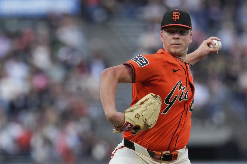 Kyle Harrison, de los Gigantes de San Francisco, lanza frente a los Mellizos de Minnesota el viernes 12 de julio de 2204 (AP Foto/Godofredo A. Vásquez)