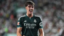 Carlos Espí celebra tras anotar el tercer gol del Real Madrid en la victoria 3-2 ante Elche en La Liga de España, el martes 15 de septiembre de 2026, en Elche. (AP Foto/Alberto Saiz)