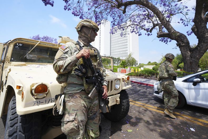 Miembros de la Guardia Nacional afuera de un edificio federal el viernes 13 de junio de 2024, en Los Ángeles. (AP Foto/Damian Dovarganes)