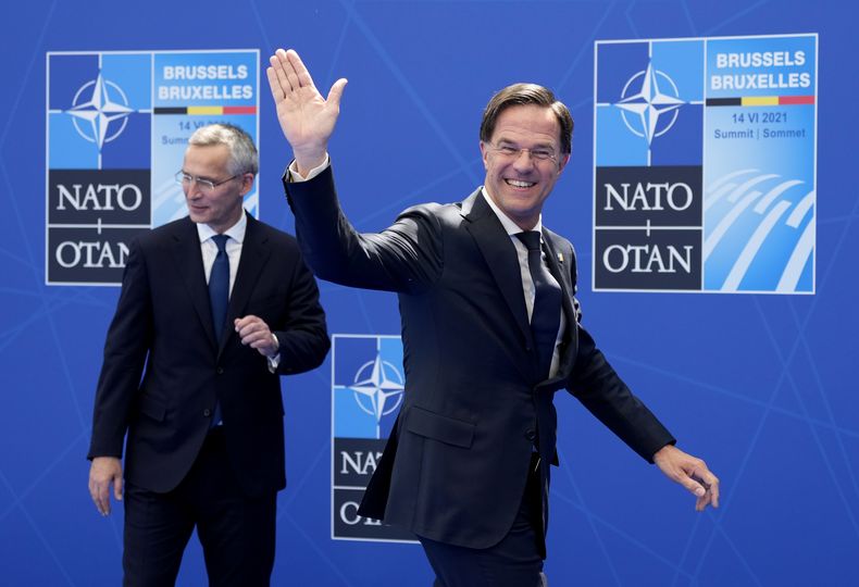 ARCHIVO - El secretario general de la OTAN, Jens Stoltenberg, a la izquierda, saluda al primer ministro holandés, Mark Rutte, durante su arribo a una cumbre de la OTAN el lunes 14 de junio de 2021, en la sede de la alianza en Bruselas. (AP Foto/Francois Mori, foto compartida, Archivo)
