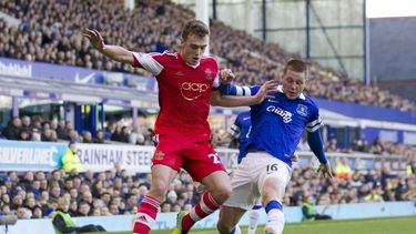 americateve | Calum Chambers (izq), de Southampton, disputa un bal&oacute;n con James McCarthy, de Everton, el 29 de diciembre del 2013 en Liverpool. El defensor de 19 a&ntilde;os acaba de ser comprado por Arsenal. (AP Photo/Jon Super, File)