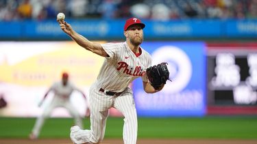 Zack Wheeler de los Filis de Filadelfia lanza en la primera entrada ante los Cerveceros de Milwaukee el martes 22 de septiembre del 2026. (AP Foto/Matt Rourke)