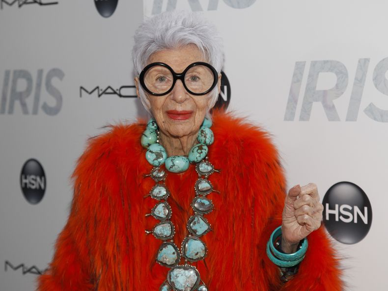 ARCHIVO - Iris Apfel durante el estreno de Iris en el Teatro de París, el miércoles 22 de abril de 2015, en Nueva York. (Foto por Andy Kropa/Invision/AP, Archivo)