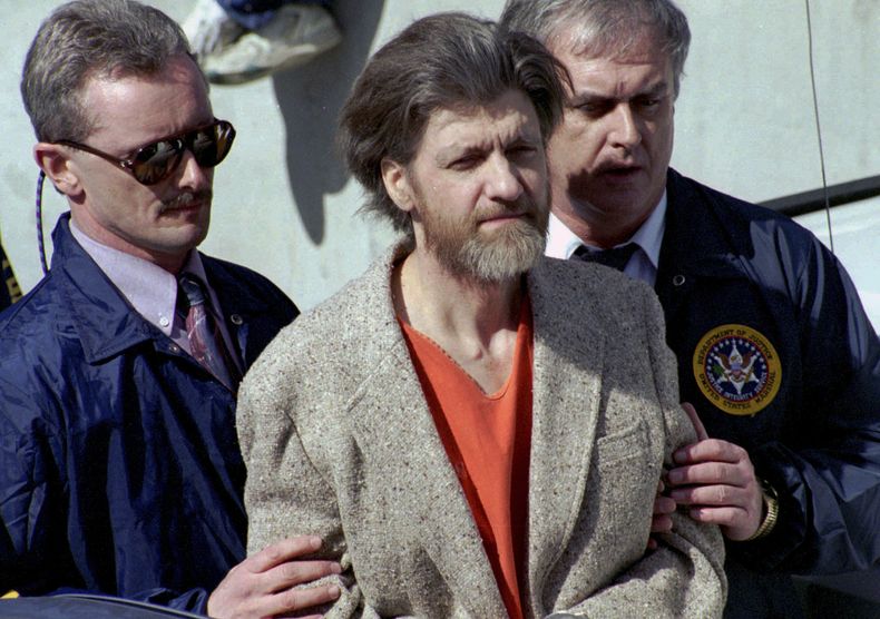 Theodore Ted Kaczynski es escoltado a su auto afuera de una corte federal en Helena, Montana, el 4 de abril de 1996. (AP Foto/John Youngbear, Archivo)