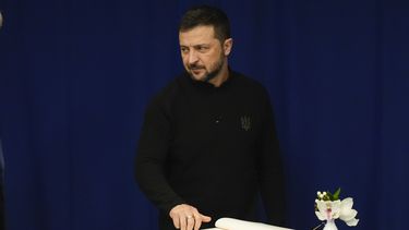El presidente de Ucrania, Volodymyr Zelenskyy, firma en un libro de visitas antes de su reunión con el secretario general de las Naciones Unidas, Antonio Guterres, el miércoles 25 de septiembre de 2024 en la sede de la ONU. (AP Foto/Frank Franklin II)