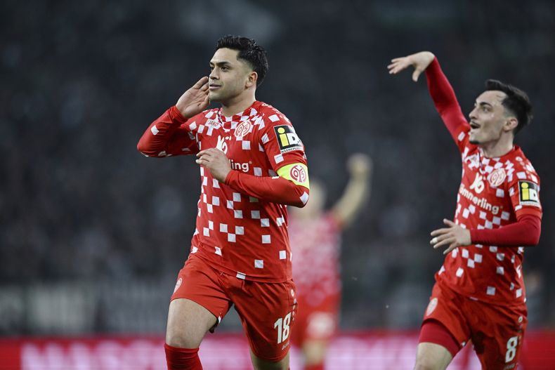 Nadiem Amiri, de Mainz, celebra con Paul Nebel después de marcar un gol durante el partido de fútbol de la Bundesliga entre Borussia Moenchengladbach y 1. FSV Mainz 05 en el estadio Borussia-Park, en Moenchengladbach, Alemania, el viernes 7 de marzo de 2025. (Fabian Strauch/dpa vía AP)