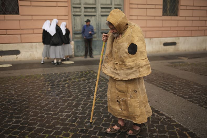 Un fiel llega a la Plaza de San Pedro para el cónclave para elegir un nuevo papa, en el Vaticano, el miércoles 7 de mayo de 2025. (AP Foto/Francisco Seco)