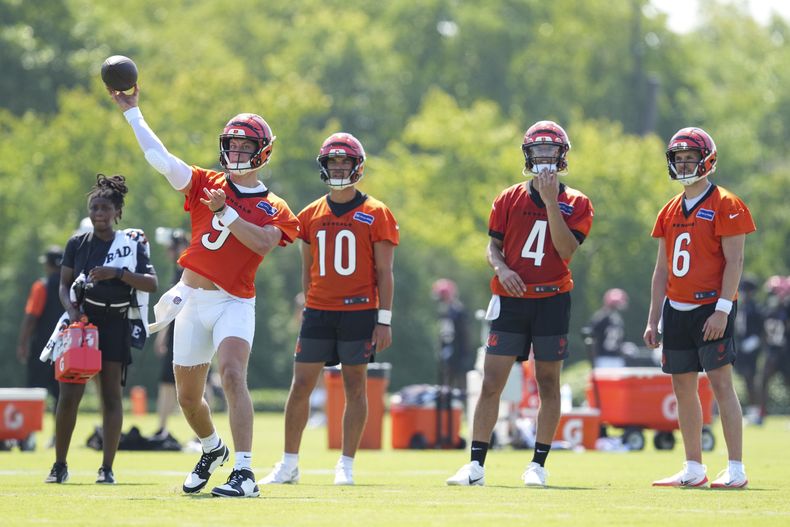 Joe Burrow (9), quarterback de los Bengals de Cincinnati, lanza un pase durante un ejercicio en el campamento de entrenamiento del equipo de la NFL, el miércoles 23 de julio de 2025, en Cincinnati. (AP Foto/Jeff Dean)