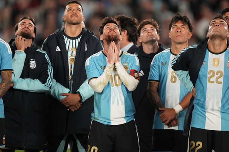 El capitán de Argentina, Lionel Messi, y sus compañeros miran un show de drones tras el último partido del astro con la selección nacional en un amistoso ante Benín en Buenos Aires, Argentina, martes Oct.6, 2026. (AP/Foto/Gustavo Garello)
