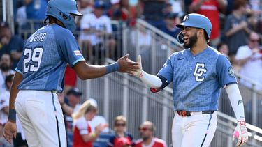Luis Garcia Jr., derecha, de los Nacionales de Washington, celebra con James Wood después de batear un jonrón de dos carreras durante la quinta entrada del juego de béisbol de Grandes Ligas contra los Marineros de Seattle, el sábado 13 de junio de 2026, en Washington. (AP Foto/Nick Wass)