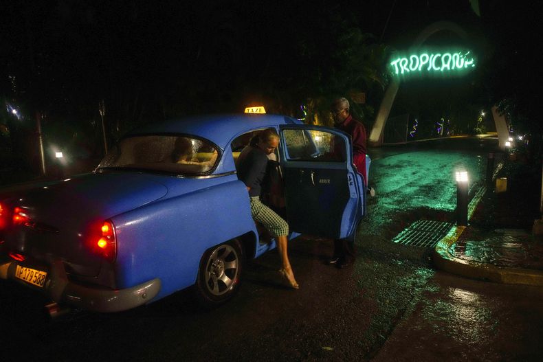 ARCHIVO - Un turista llega en un automóvil clásico estadounidense a un espectáculo de cabaret en la sala de espectáculos Tropicana en La Habana, Cuba, el 2 de noviembre de 2023. (AP Foto/Ramón Espinosa, Archivo)