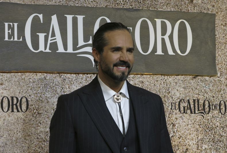 El actor José Ron posa en la alfombra roja de la serie de ViX El gallo de oro en la Ciudad de México, el martes 17 de octubre de 2023. (Foto AP/Berenice Bautista)