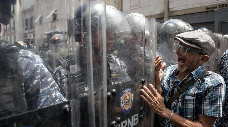 Los trabajadores de la educación tomaron el centro de Caracas en una protesta que recorrió al menos tres cuadras para llegar hasta el Parlamento