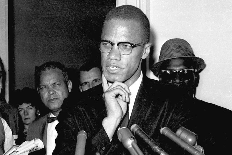ARCHIVO - Malcolm X habla con reporteros el 16 de mayo de 1963, en Washington, D.C. (AP Foto, Archivo)