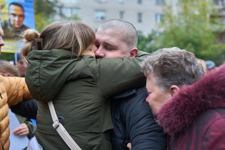 Un soldado ucraniano que regresó del cautiverio ruso abraza a sus familiares durante un intercambio de prisioneros de guerra entre Rusia y Ucrania, en la región de Chernyhiv, Ucrania, el jueves 2 de octubre de 2025. (AP Foto/Efrem Lukatsky)