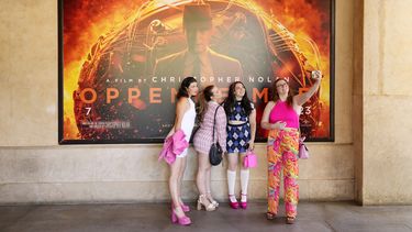 De izquierda a derecha, Gabrielle Roitman, Kayla Seffing, Maddy Hiller y Casey Myer se toman una selfie enfrente de un cartel de Oppenheimer antes de asistir a una función de Barbie, el jueves 20 de julio de 2023, en el cine AMC The Grove 14 en Los Ángeles. (Foto AP/Chris Pizzello)