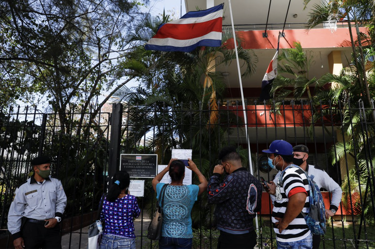 Costa Rica legalizará a migrantes cubanos que demuestren solvencia económica