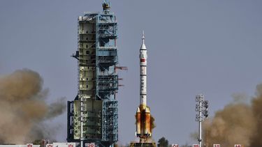 ARCHIVO - El cohete Long March 2F de China, que transporta a tres astronautas para la misión espacial tripulada Shenzhou 20, despega del Centro de Lanzamiento de Satélites de Jiuquan, en Jiuquan, noroeste de China, el 24 de abril de 2025. (AP Foto/Andy Wong, archivo)