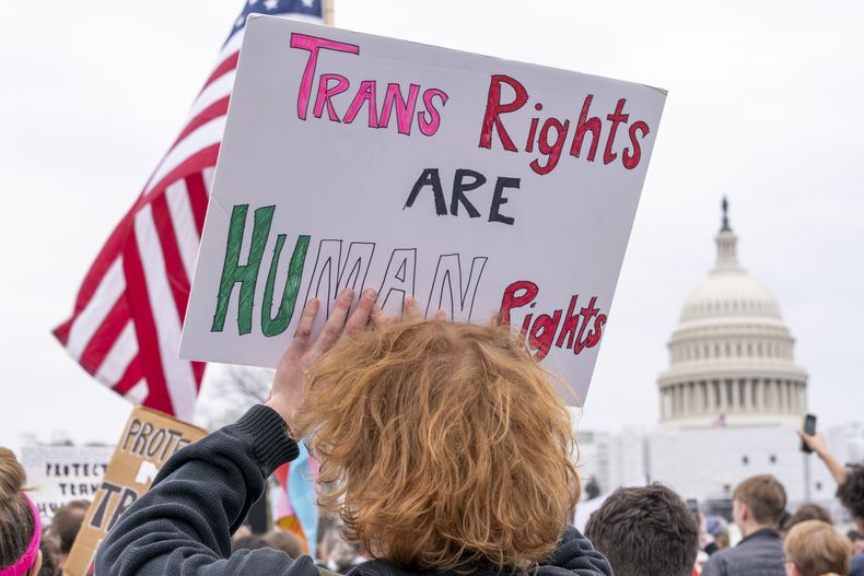 ARCHIVO - Un grupo de personas asiste a una concentración en el marco del Día de la Visibilidad Transgénero, el viernes 31 de marzo de 2023, junto al Capitolio en Washington. (AP foto/Jacquelyn Martin, archivo)