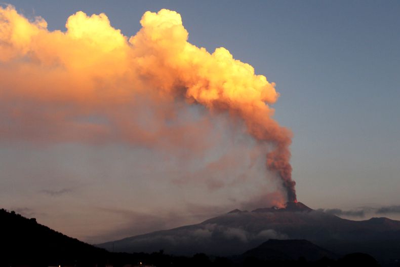 Erupci&oacute;n del Monte Etna vista desde el poblado de Viagrande, cerca de la poblaci&oacute;n siciliana de Catania, en Italia, el s&aacute;bado 26 de octubre del 2013. (AP Photo/Carmelo Imbesi)