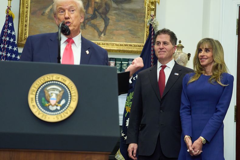 Michael Dell y su esposa Susan escuchan al presidente de EEUU, Donald Trump, durante un evento sobre las Cuentas Trump para niños en la Sala Roosevelt de la Casa Blanca, en Washington, el martes 2 de diciembre de 2025. (AP Foto/Evan Vucci)
