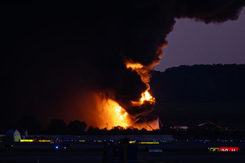 Una columna de fuego y humo se levanta cerca del Aeropuerto Internacional de Louisville luego de informes de un desplome de una aeronave, el martes 4 de noviembre de 2025, en Louisville, Kentucky. (AP Foto/Jon Cherry)
