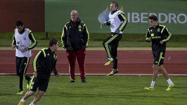 americateve | Andr&eacute;s Iniesta, (tercero desde la izquierda) se prepara mientras el t&eacute;cnico Vicente del Bosque observa una sesi&oacute;n de entrenamiento de la selecci&oacute;n espa&ntilde;ola de f&uacute;tbol el jueves 14 de noviembre de 2013. Espa&ntilde;